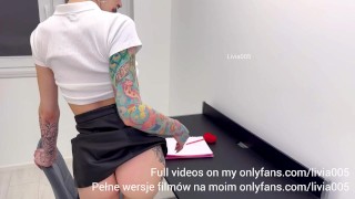 Wyruchał nauczycielkę i kazał jej zlizać spermę z biurka