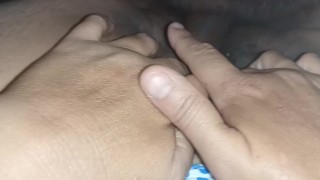 KomiaCris abrindo a buceta cabeluda