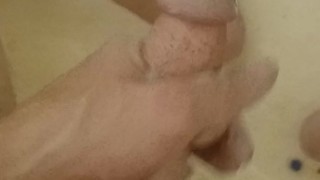 Jack off in the bath