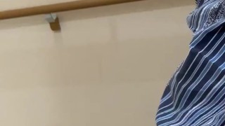 【人妻・不倫・露出風】激しく逝く！旅館の廊下で見せつけオナニー！