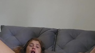 Mostrando axilas e pedindo leite