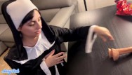 SESSO sul tavolo con SUORA TETTONA BLASFEMA sborrata sulla figa