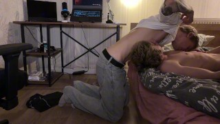 сводный брат отвлеук от игры за что был выебан кончил в анал