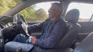 Punheta enquanto viajava com muito tesão
