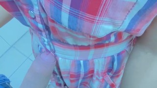 Maestra chaparrita deliciosa en los sanitarios despues de festival escolar