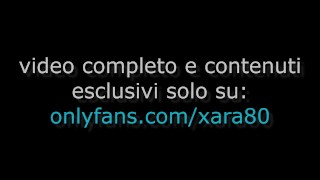a casa della zia lo sego con le mani e con il culo in leggings e poi mi copre la schiena di sborra