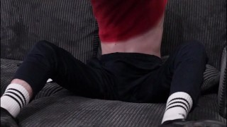 Bonne branlette et grosse éjac dans une capote