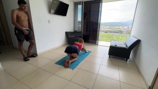 Ayudo con sus ejercicos de yoga a mi sexi latina hermanastra, la toco de mas y terminamos follando.