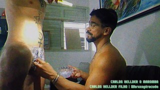 Meu papai descolorindo meus pentelhos e me deixando loirinho