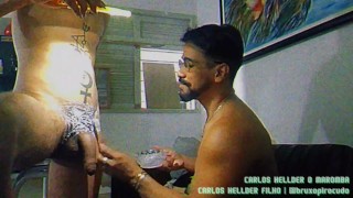 Meu papai descolorindo meus pentelhos e me deixando loirinho