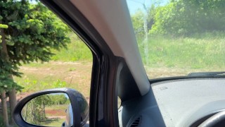 Riskantes Wichsen im Auto auf Öffentlichem weg mit pinkem Busch