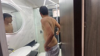 veo a mi hermanastro espiandome mientras me ducho y lo invito a que me meta su deliciosa verga.