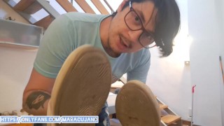 Scarpe puzzolenti tra le mani per poi penetrarmi analmente con un grosso dildo