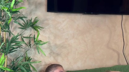 Onlayn porno chochqachilik bankini yaqin planda tomosha qiling