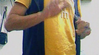 Chegando em casa do rolê e tirando a roupa