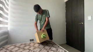 Le doy un rico y jugoso regalo a mi latina cachonda hermanastra por venir a visitarnos.