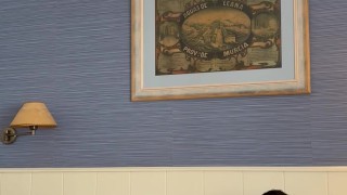 latina amateur tiene sexo con el amigo de su marido y se traga su esperma