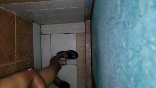 Soldado colombiano aprovecha la ducha del batallón para rasurarse y masrurbarse, que rica verga