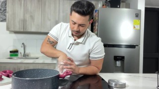 ¡Dios mío! Mi hermanastro cachondo me está follando en la cocina