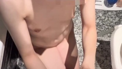 彼女にお風呂で手コキして貰ったら…我慢できず大量顔射しちゃった笑　Japanese/顔射/手コキ/巨根/素人/大量射精/hentai/個人撮影/japaneseporn