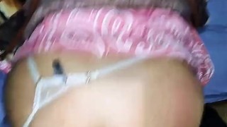 Hermanastra se viste sexy, con pollera de cuero para cocinar, Big ass anal