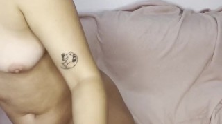 The bitch knows how to bring herself to orgasm