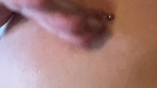 Présentation nouveaux de mes piercing le vibro descends sur mon clito tellement ça m’a excité