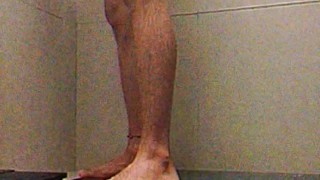 Tomando banho no vestiário da academia 7