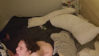 Meia irmã seduz meio irmão na cama e implora por porra na boca