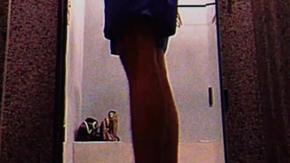 Tirando a roupa para tomar um banho, no vestiário da academia