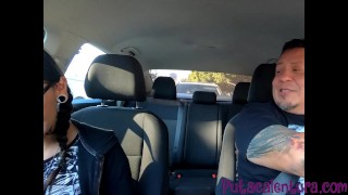 Chica Tatuada en Casting Ardiente: Besos y Acción Caliente en el Auto Rumbo al Hotel