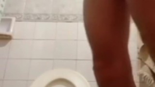 sexy joven se masturba la polla enorme