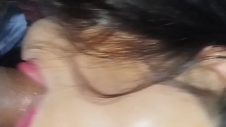 Payasa juega Pokémon y la ponen a chupar pokebolas