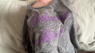 女性の体を愛でて気持ちを高める