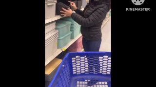 Mostrando las tetas en el supermercado