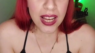 Tu HIJASTRA GOLOSA te tienta frente a la familia sin verguenza con su CULO ENORME!!!