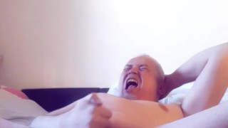 ejaculation branlette amareur avec sperme et visage