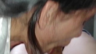 Hermanastros calientes... Deliciosa mamada mientras se traga el esperma...