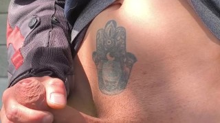 Se me pone dura de saber que me están viendo desde lejos como me masturbo