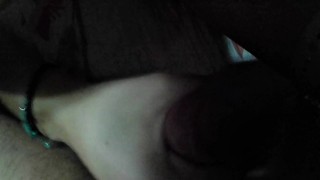 Se divierte con mi polla hasta correrme