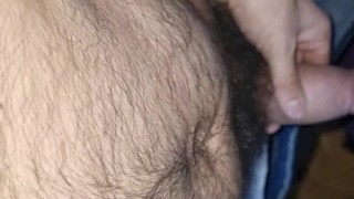 Pau peludo batendo uma punheta gostosa no trabalho