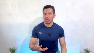 Hombre Cuabano hetero dotado de 25cm permite que masajista de pies le de sexo oral hasta correrse