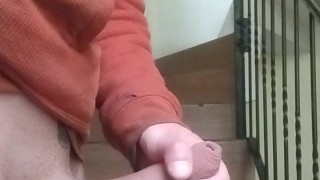 Me masturbo en las escaleras mientras mi vecina habla por teléfono en el garage