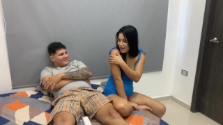 Puta hermanastra quiere que me la coja y me aprovecho para follarla mientras limpia mi habitacion.