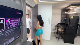 Ayudo a mi pequeña hermanastra con sus clases de aeróbicos y termino follandola bien rico y duro.