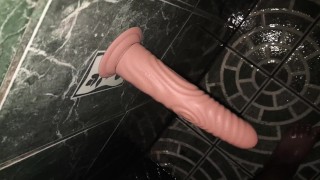 Sexo en el baño, penetración con dildo y verga de verdad