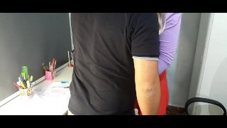 Llamé al técnico, me folló la boca y me dejó el culo chorreando de leche