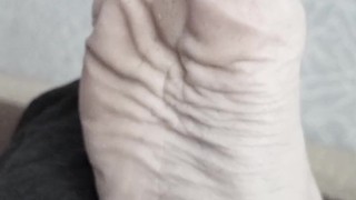 Кто полижет между пальцами?