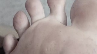 Кто полижет между пальцами?
