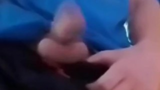 Estudiante universitario le encanta jugar con su polla